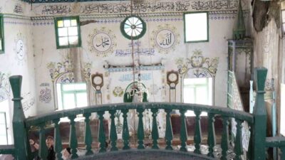Ankara'nın Kalecik ilçesinde bulunan Çaykaya köyündeki tarihi cami, yıkılma tehlikesiyle