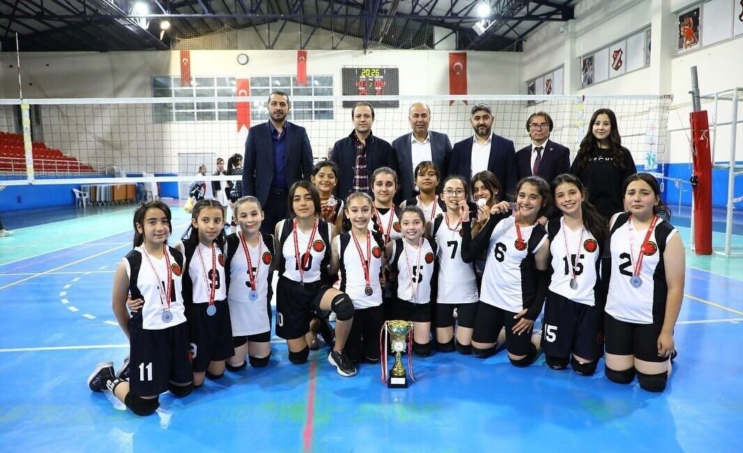 Alaca Belediyespor voleybol takımından büyük başarı Çorum'da düzenlenen Küçükler Voleybol