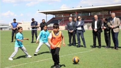 Alaca Gençlik Merkezi'nde düzenlenen çocuk oyunları şenliği renkli etkinliklerle başladı.