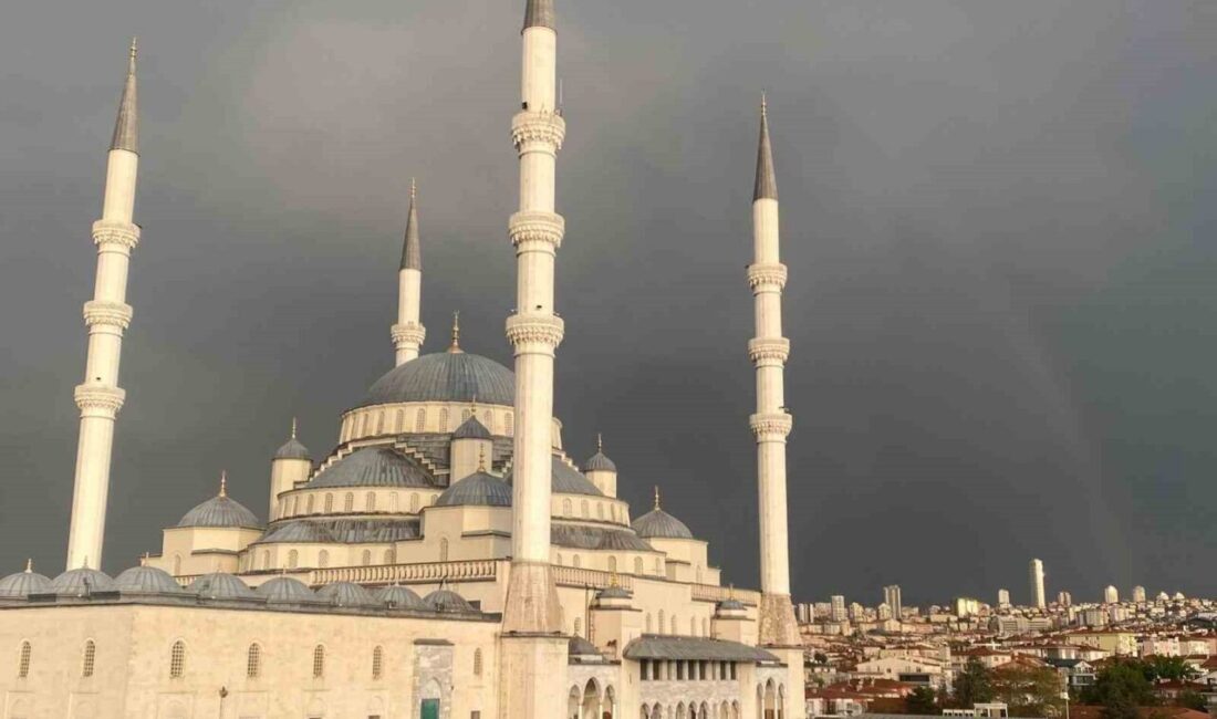 Çankaya'da sağanak yağış sonrası oluşan gökkuşağı, göz alıcı manzaralar oluşturdu.