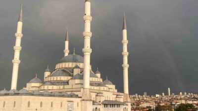 Çankaya'da sağanak yağış sonrası oluşan gökkuşağı, göz alıcı manzaralar oluşturdu.