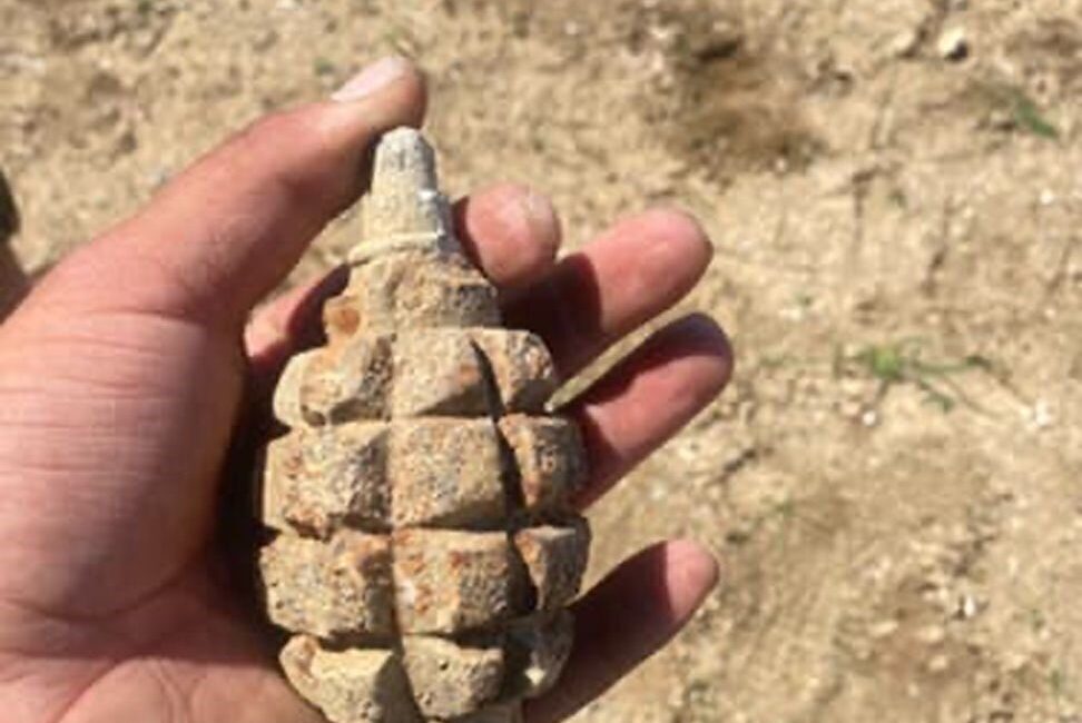 Polatlı ilçesinde tarlada bulunan 104 yıllık el bombası, jandarma tarafından