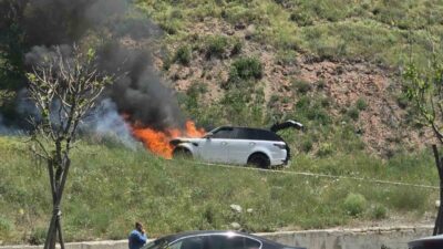 Ankara'nın Çankaya ilçesinde bir cip alev alev yanarak kullanılamaz hale