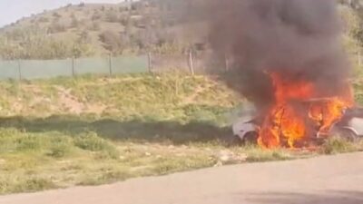 Çankaya'da boş arazide bir araç motor kısmından çıkan alevler sonucu