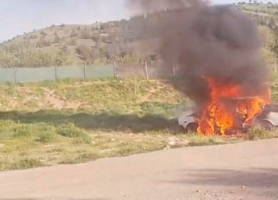 Çankaya'da boş arazide bir araç motor kısmından çıkan alevler sonucu