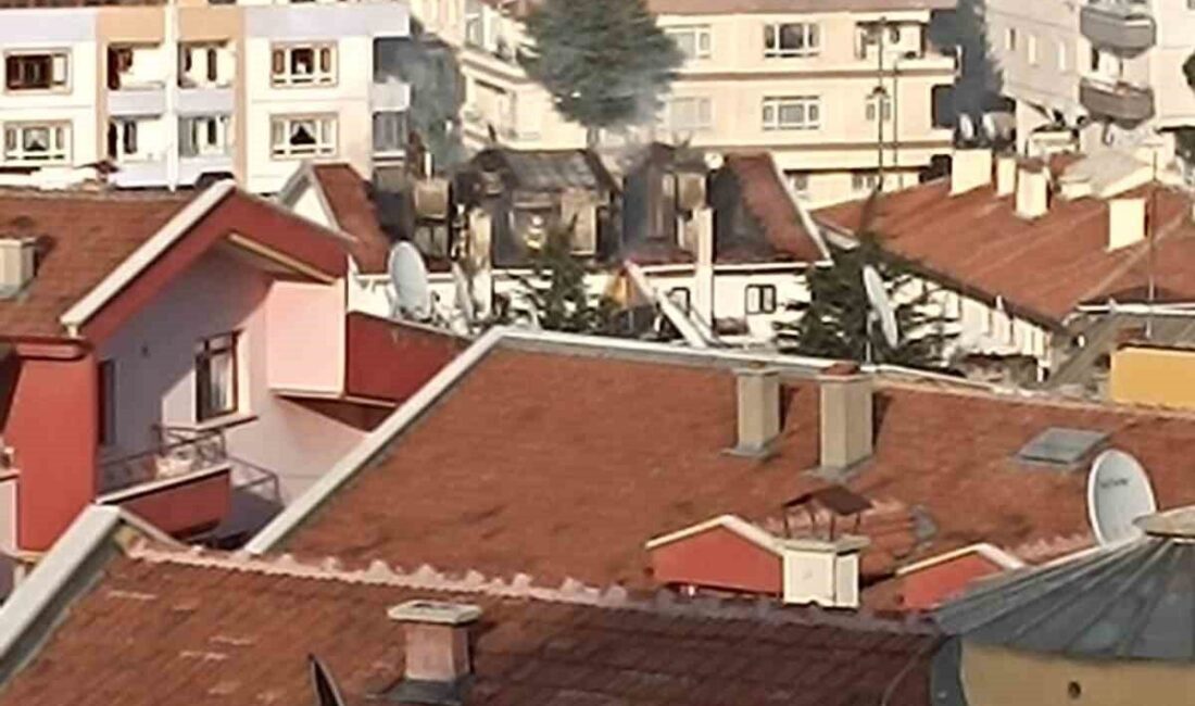 Ankara'da çıkan 5 katlı binanın çatı yangını, itfaiye ekipleri tarafından