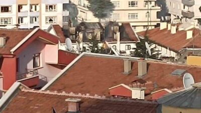 Ankara'da çıkan 5 katlı binanın çatı yangını, itfaiye ekipleri tarafından