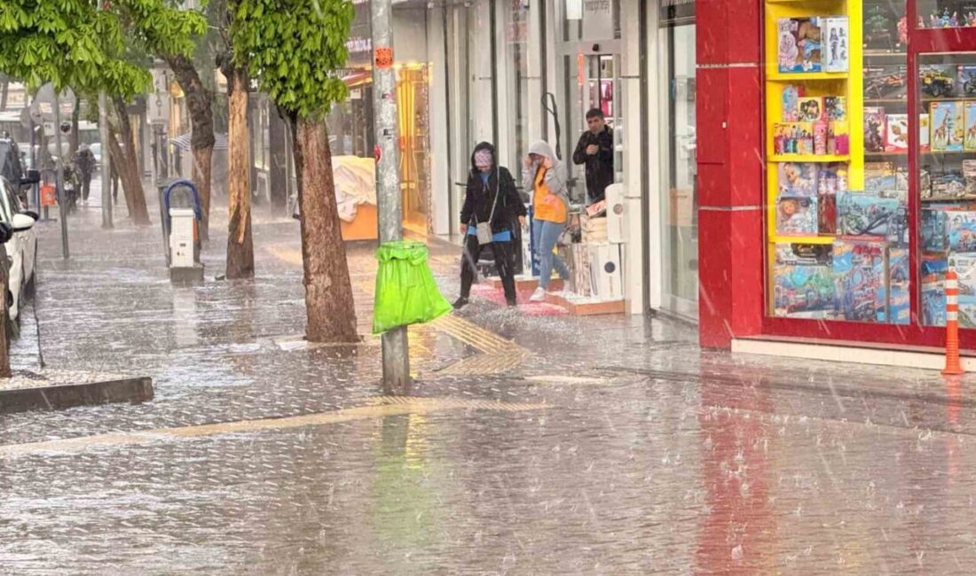 Ankara'nın Polatlı ilçesinde şiddetli yağmur ve ceviz büyüklüğünde dolu yağışı
