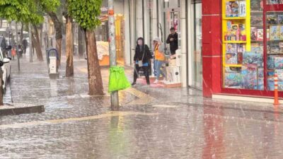 Ankara'nın Polatlı ilçesinde şiddetli yağmur ve ceviz büyüklüğünde dolu yağışı