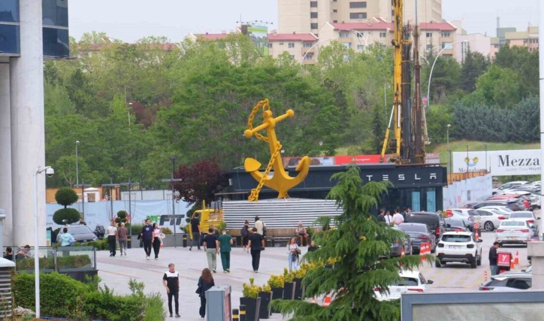 Ankara'da etkili olan fırtınada Tesla Bayii'nin çatısı uçtu. Can kaybı