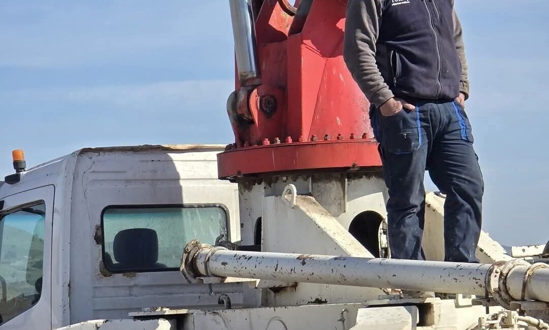 Ankara'nın Çubuk ilçesindeki inşaat sahasında, beton dökme işlemi sırasında elektrik