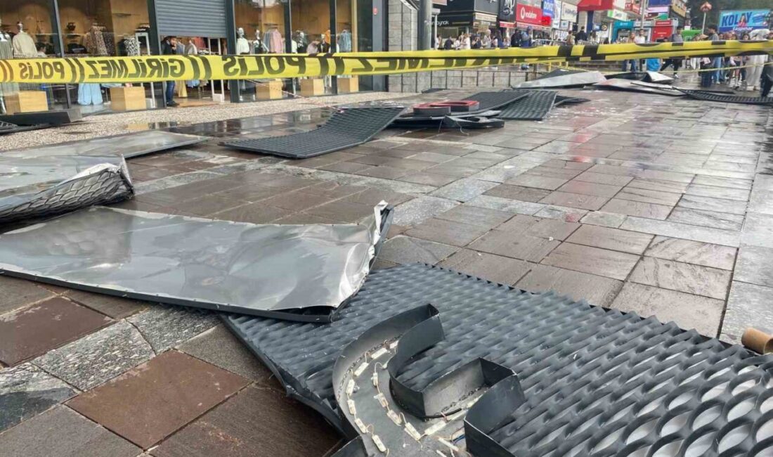 Ankara'da fırtına bir mağazanın tabelasını Kızılay'a savurdu. İşin iyi tarafı,