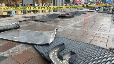 Ankara'da fırtına bir mağazanın tabelasını Kızılay'a savurdu. İşin iyi tarafı,