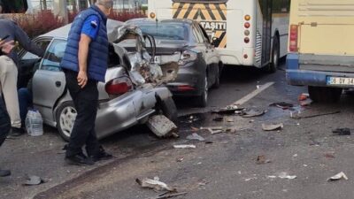 Ankara'da kontrolden çıkan servis minibüsünün kırmızı ışıkta bekleyen araçlara çarpması
