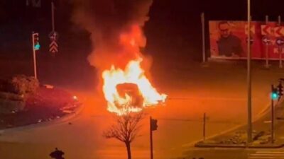 Ankara’nın Gölbaşı ilçesinde seyir halindeki bir otomobil aniden alev aldı.