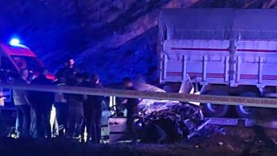 Ankara'nın Nallıhan ilçesinde otomobil ile kamyonun kafa kafaya çarpışması sonucu
