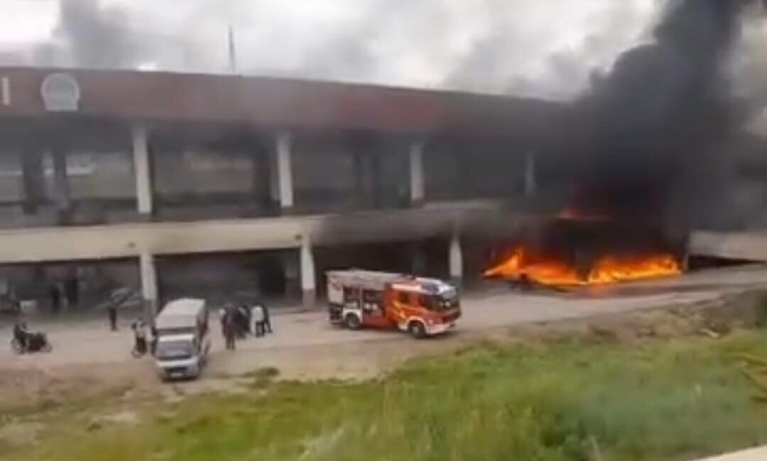 Ankara'nın Çubuk ilçesindeki pazar yerinde çıkan yangın, itfaiye ekiplerinin hızlı