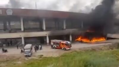 Ankara'nın Çubuk ilçesindeki pazar yerinde çıkan yangın, itfaiye ekiplerinin hızlı