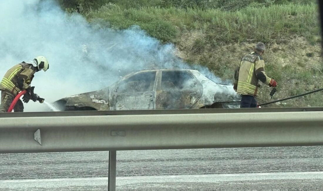 Akyurt ilçesinde seyir halindeki bir otomobilde çıkan yangın, çevredeki vatandaşlar