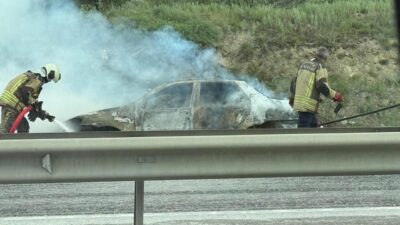 Akyurt ilçesinde seyir halindeki bir otomobilde çıkan yangın, çevredeki vatandaşlar