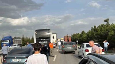 Eskişehir-Ankara karayolunda fayans yüklü tırın devrilmesi sonucu sürücü yaralandı. Kazanın