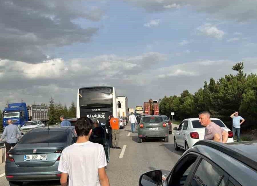 Eskişehir-Ankara karayolunda fayans yüklü tırın devrilmesi sonucu sürücü yaralandı. Kazanın