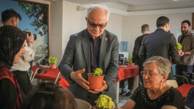 Keçiören Belediyesi'nin Gönül Köşkü Huzurevi'nde Anneler Günü kutlaması coşkuyla gerçekleşti.