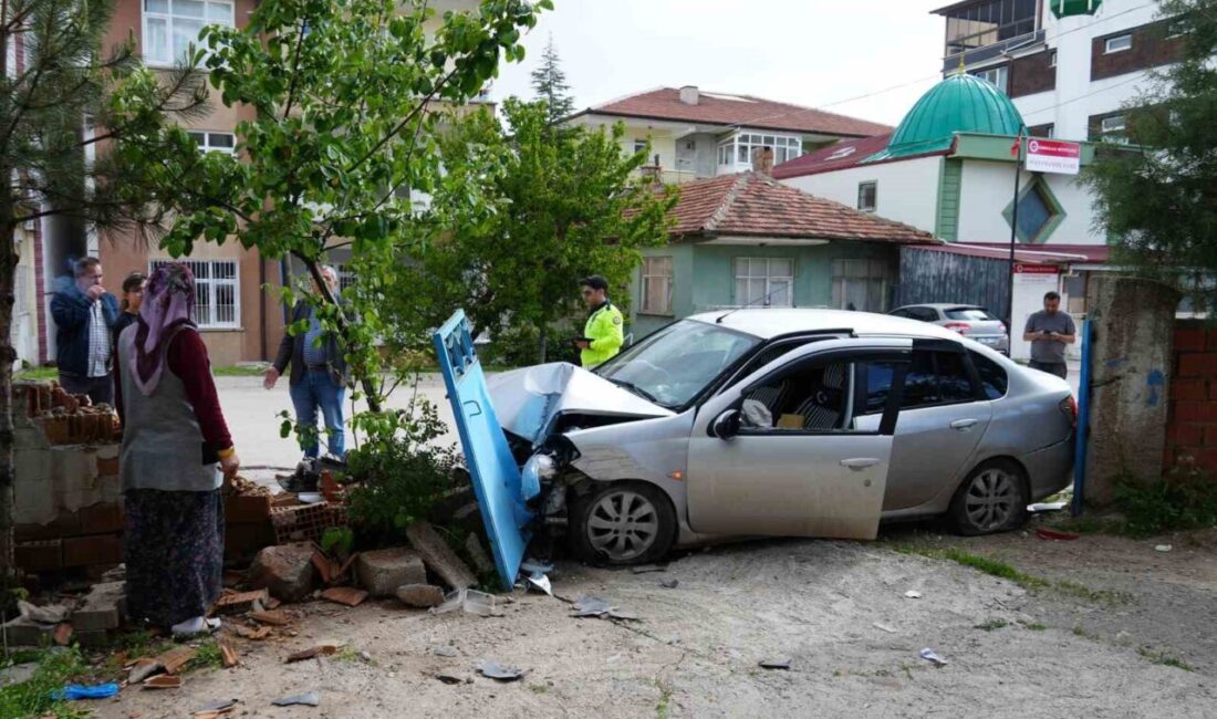 Araca çarpmamak için ani manevra yaptı, bahçe duvarına daldı: 2 yaralı Kırıkkale'de meydana gelen kazada