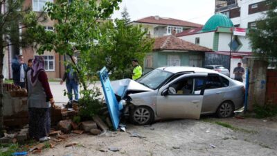 Kırıkkale'de meydana gelen kazada otomobil, önündeki araca çarpmamak için manevra
