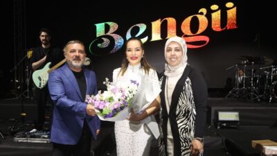 Sincan Belediyesi'nin düzenlediği Arasta Sincan konserinde Bengü ve Mustafa Taş