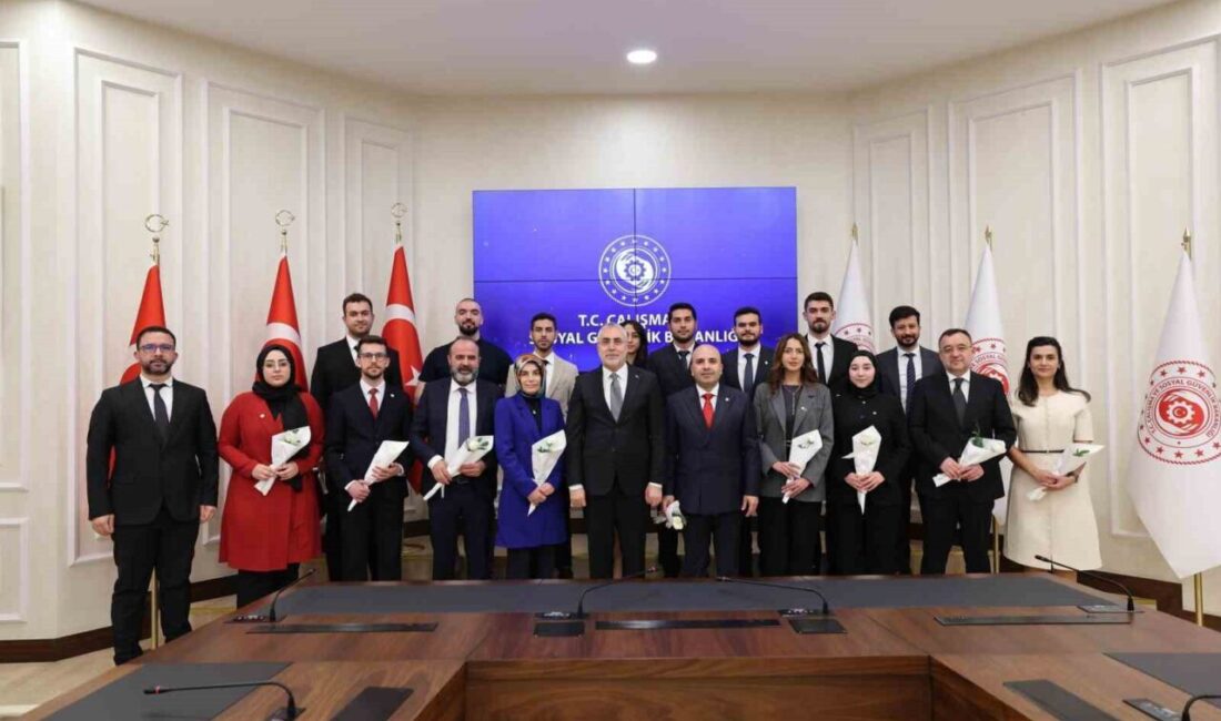 Çalışma ve Sosyal Güvenlik Bakanı Vedat Işıkhan, eczacılarla buluşarak onların