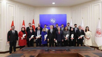 Çalışma ve Sosyal Güvenlik Bakanı Vedat Işıkhan, eczacılarla buluşarak onların