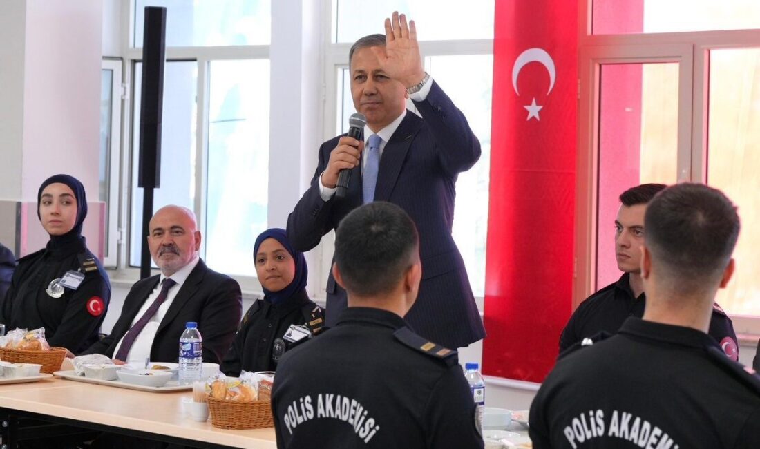 Bakan Yerlikaya, Polis Akademisinde öğrencilerle bir araya geldi İçişleri Bakanı Ali Yerlikaya,