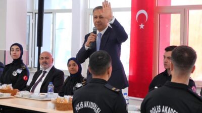 İçişleri Bakanı Ali Yerlikaya, Polis Akademisi'ni ziyaret ederek öğrencilerle buluştu.