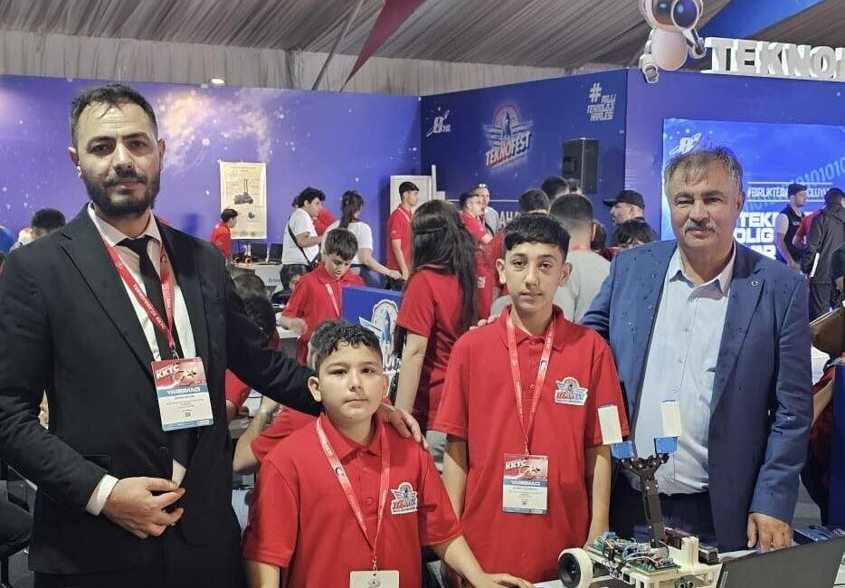 Sezayi Pütün, Beyağaçlı öğrencileri KKTC TEKNOFEST'te yalnız bırakmadı. Öğrencilere destek