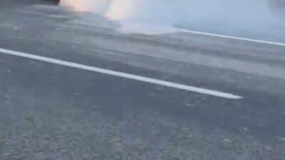 Ankara Yenimahalle'de seyir halindeki bir Tofaş aracı motor kısmından alev