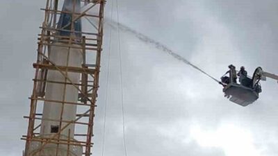 Sincan ilçesinde yıldırımın düşmesi sonucu alev alan minare, itfaiye ekiplerinin