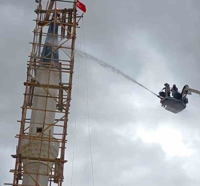 Sincan ilçesinde yıldırımın düşmesi sonucu alev alan minare, itfaiye ekiplerinin