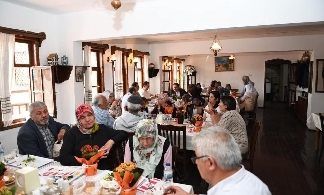 Beypazarı'nda Anneler Günü'nde şehit anneler tarihi Taşmektep'te düzenlenen kahvaltı programında