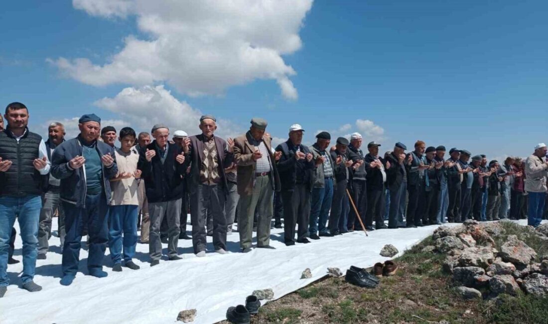 Beypazarı'nda kurak geçen mevsim nedeniyle yapılan yağmur duasında vatandaşlar tekbir