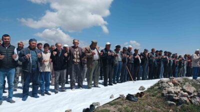 Beypazarı'nda kurak geçen mevsim nedeniyle yapılan yağmur duasında vatandaşlar tekbir