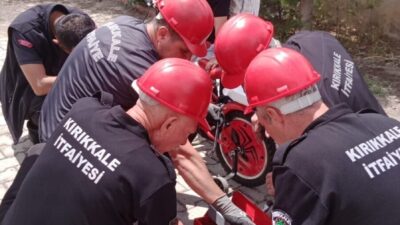 Kırıkkale'de pedal kısmına sıkışan 8 yaşındaki çocuk, itfaiye ekipleri tarafından