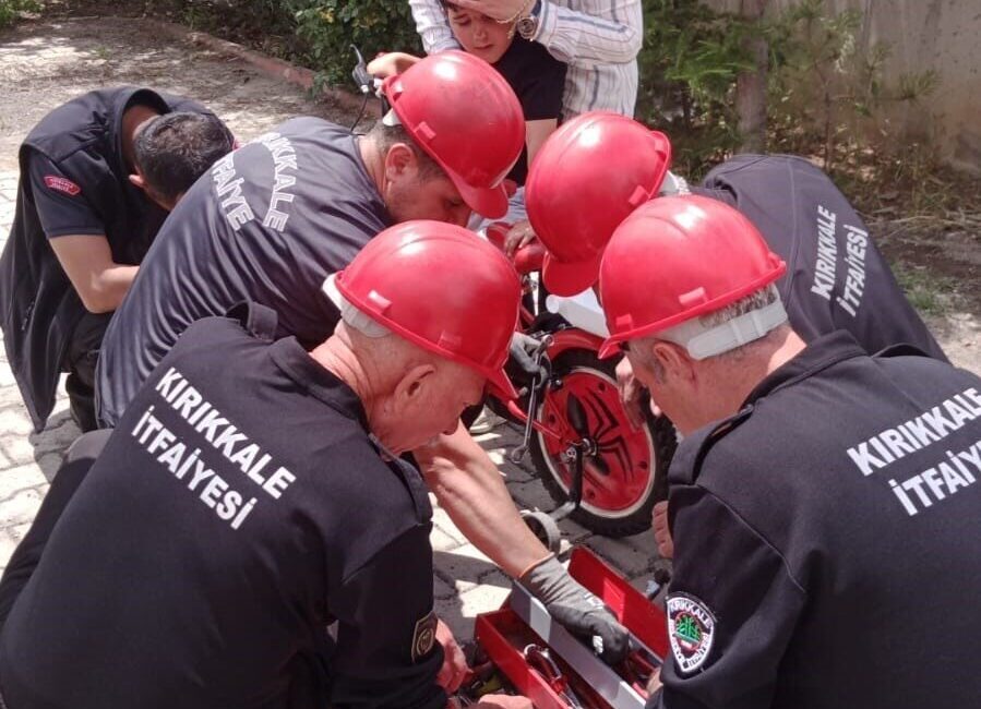 Kırıkkale'de pedal kısmına sıkışan 8 yaşındaki çocuk, itfaiye ekipleri tarafından