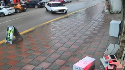 Ankara'da yaya yoğunluğu olan caddede drift yapmaya çalışan sürücü aracı