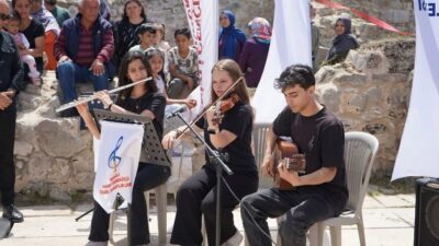 Denizli'nin Çardak ilçesinde düzenlenen Bilim, Kültür ve Sanat Şenliği'nde öğrenci