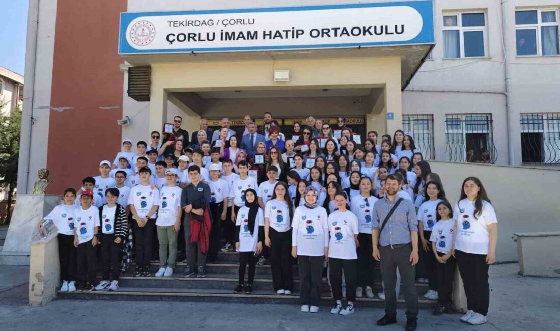 Çorlu İmam Hatip Ortaokulu'nda düzenlenen Bilim Fuarı'na katılan davetlilerle birlikte