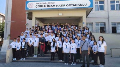 Çorlu İmam Hatip Ortaokulu'nda düzenlenen Bilim Fuarı'na katılan davetlilerle birlikte
