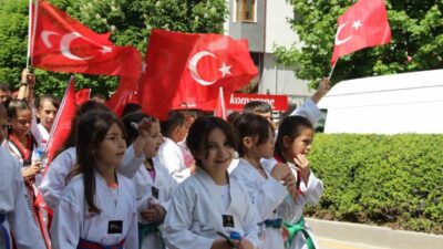 Çorum'da Aile Haftası ve Gençlik Haftası kapsamında düzenlenen kortej yürüyüşüne