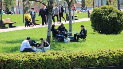 Çorum'da hava ısınınca vatandaşlar Millet Bahçesi'ni tercih etti. Aileler piknik
