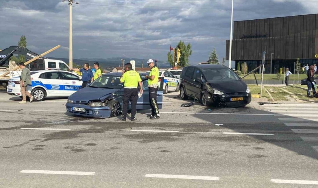 Çorum’da iki otomobil çarpıştı: 3 yaralı Çorum'da çevre yolu bulvarında